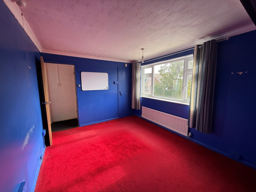 Lot: 163 - THREE-BEDROOM DETACHED HOUSE FOR IMPROVEMENT - Alternative view of main bedroom with boiler cupboard